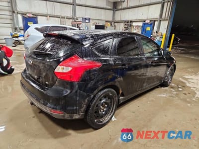 Trzecie zdjęcie samochodu z tyłu: 2012 FORD FOCUS SE VIN:1FAHP3K28CL228349 - miniatura
