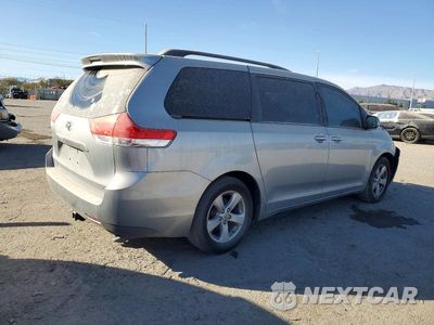 Trzecie zdjęcie samochodu z tyłu: 2014 TOYOTA SIENNA LE VIN:5TDKK3DC6ES478792 - miniatura