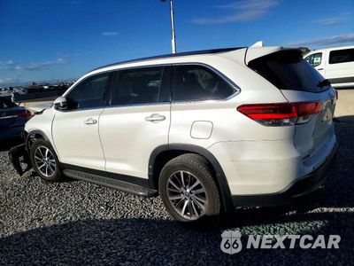 Trzecie zdjęcie samochodu z tyłu: 2019 TOYOTA HIGHLANDER XLE VIN:5TDKZRFH3KS566752 - miniatura