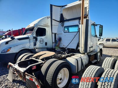 Czwarte zdjęcie samochodu z boku: 2012 VOLVO VNL SEMI TRUCK VIN:4V4N19EH2CN549507 - miniatura