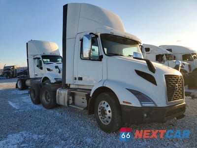 2020 VOLVO VNR SEMI TRUCK 4V4WC9EG3LN266734 - główne zdjęcie licytacji z USA - miniatura