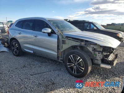 Czwarte zdjęcie samochodu z boku: 2018 VOLVO XC60 T6 MOMENTUM VIN:YV4A22RK4J1084492 - miniatura