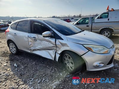 Czwarte zdjęcie samochodu z boku: 2012 FORD FOCUS SE VIN:1FAHP3K26CL161217 - miniatura