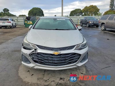 Piąte zdjęcie samochodu w środku: 2019 CHEVROLET CRUZE LT VIN:1G1BE5SMXK7145184 - miniatura