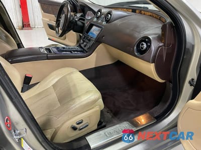 Piąte zdjęcie samochodu w środku: 2011 JAGUAR XJ VIN:SAJWA1CB8BLV13204 - miniatura
