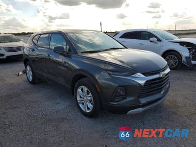 Czwarte zdjęcie samochodu z boku: 2019 CHEVROLET BLAZER 1LT VIN:3GNKBBRA2KS685499 - miniatura