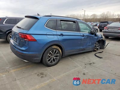 Trzecie zdjęcie samochodu z tyłu: 2019 VOLKSWAGEN TIGUAN SE VIN:3VV2B7AX9KM121098 - miniatura