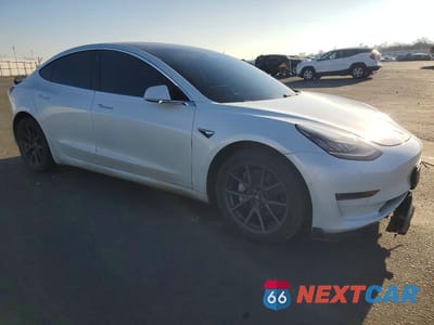 Czwarte zdjęcie samochodu z boku: 2019 TESLA MODEL 3 VIN:5YJ3E1EB4KF511407 - miniatura