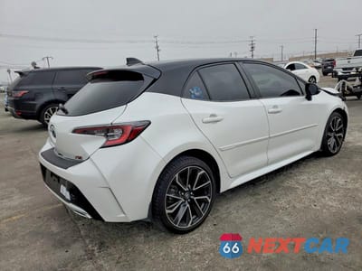 Trzecie zdjęcie samochodu z tyłu: 2021 TOYOTA COROLLA XSE VIN:JTNC4MBE7M3144193 - miniatura