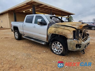 Czwarte zdjęcie samochodu z boku: 2018 GMC SIERRA K2500 DENALI VIN:1GT12UEY3JF161221 - miniatura