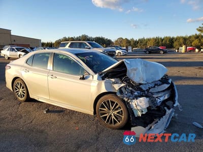 Czwarte zdjęcie samochodu z boku: 2024 TOYOTA CAMRY SE VIN:4T1G11AK0RU256626 - miniatura