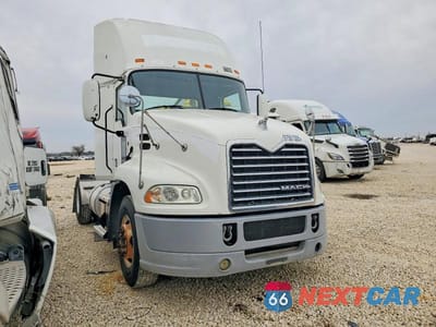 2013 MACK CXU613 SEMI TRUCK 1M1AW01Y9DM004876 - główne zdjęcie licytacji z USA - miniatura