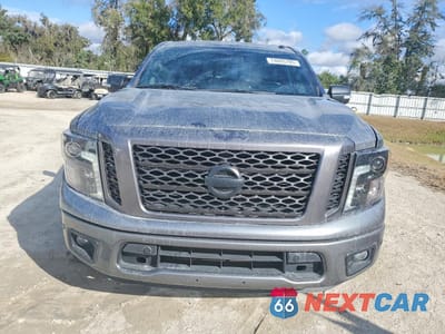 Piąte zdjęcie samochodu w środku: 2019 NISSAN TITAN PLATINUM RESERVE VIN:1N6AA1E68KN533253 - miniatura