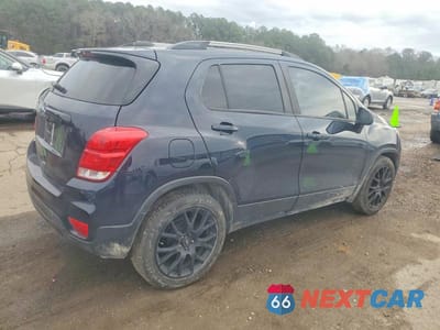 Trzecie zdjęcie samochodu z tyłu: 2021 CHEVROLET TRAX 1LT VIN:KL7CJLSB0MB358698 - miniatura