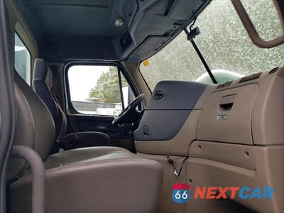 Piąte zdjęcie samochodu w środku: 2016 FREIGHTLINER CASCADIA 125 SEMI TRUCK VIN:1FUBGEDV3GLHC5650 - miniatura