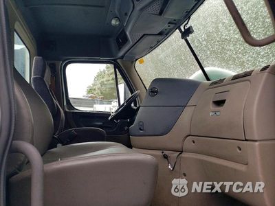 Piąte zdjęcie samochodu w środku: 2016 FREIGHTLINER CASCADIA 125 SEMI TRUCK VIN:1FUBGEDV3GLHC5650 - miniatura