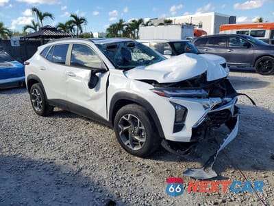 Czwarte zdjęcie samochodu z boku: 2025 CHEVROLET TRAX 1LT VIN:KL77LHEP1SC193168 - miniatura