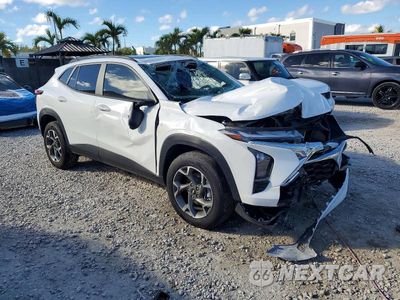 Czwarte zdjęcie samochodu z boku: 2025 CHEVROLET TRAX 1LT VIN:KL77LHEP1SC193168 - miniatura