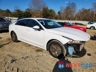 Czwarte zdjęcie samochodu z boku: 2023 KIA K5 LXS VIN:5XXG14J24PG203615 - miniatura