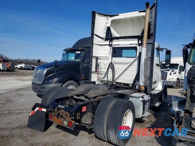 Czwarte zdjęcie samochodu z boku: 2018 VOLVO VNL SEMI TRUCK VIN:4V4N39TG0JN892723 - miniatura