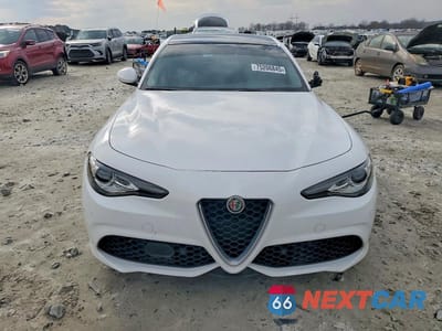 Piąte zdjęcie samochodu w środku: 2018 ALFA ROMEO GIULIA TI VIN:ZARFAECN0J7598388 - miniatura