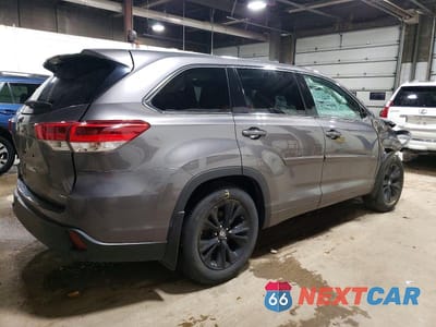 Trzecie zdjęcie samochodu z tyłu: 2018 TOYOTA HIGHLANDER LE VIN:5TDBZRFH5JS870454 - miniatura