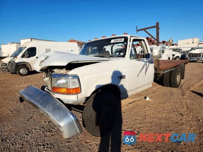 Drugie zdjęcie samochodu z przodu: 1997 FORD F350 SUPER DUTY FLATBED TRUCK VIN:3FEKF37F1VMA64451 - miniatura