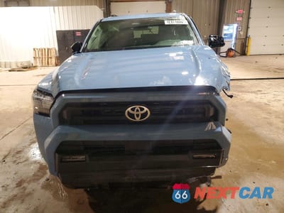 Piąte zdjęcie samochodu w środku: 2025 TOYOTA 4RUNNER SR5 VIN:JTEVA5BR7S5021666 - miniatura