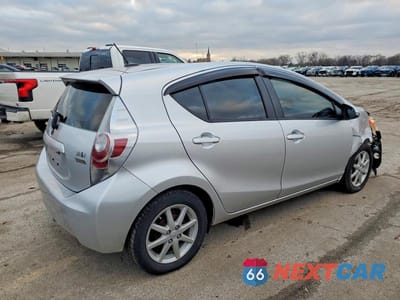 Trzecie zdjęcie samochodu z tyłu: 2013 TOYOTA PRIUS C FOUR VIN:JTDKDTB35D1047658 - miniatura