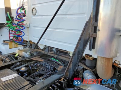 Zdjęcie 6 z 10 samochodu: 2016 VOLVO VNL SEMI TRUCK VIN:4V4N39TG5GN965609 - miniatura