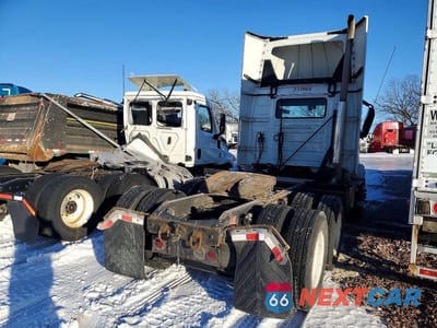 Czwarte zdjęcie samochodu z boku: 2023 VOLVO VNL SEMI TRUCK VIN:4V4NC9EG3PN316632 - miniatura