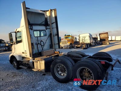 Trzecie zdjęcie samochodu z tyłu: 2020 VOLVO VNR SEMI TRUCK VIN:4V4WC9EG3LN266734 - miniatura