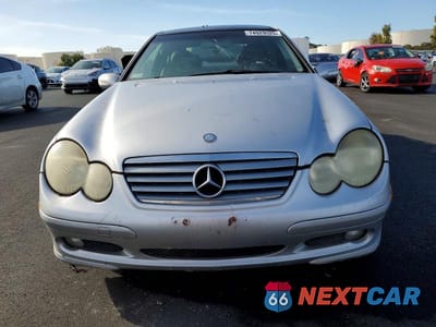 Piąte zdjęcie samochodu w środku: 2002 MERCEDES-BENZ C 230K SPORT COUPE VIN:WDBRN47JX2A356479 - miniatura