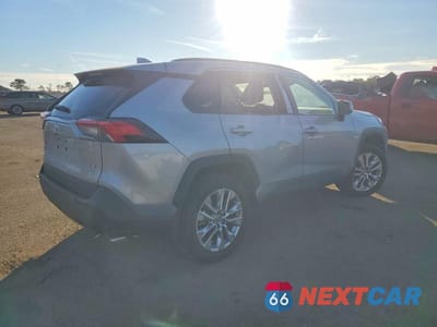 Trzecie zdjęcie samochodu z tyłu: 2025 TOYOTA RAV4 XLE PREMIUM VIN:2T3A1RFV0SW602422 - miniatura