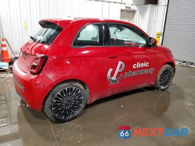 Trzecie zdjęcie samochodu z tyłu: 2024 FIAT 500 E RED VIN:ZFAFFAA47RX216262 - miniatura