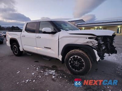 Czwarte zdjęcie samochodu z boku: 2025 TOYOTA TUNDRA CREWMAX SR VIN:5TFLA5DBXSX318317 - miniatura