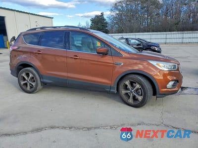 Czwarte zdjęcie samochodu z boku: 2017 FORD ESCAPE SE VIN:1FMCU0G99HUB36309 - miniatura