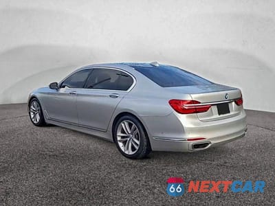 Trzecie zdjęcie samochodu z tyłu: 2018 BMW 750 I VIN:WBA7F0C56JGM23966 - miniatura