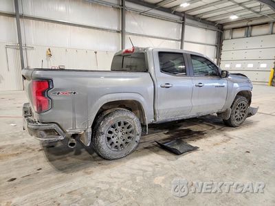 Trzecie zdjęcie samochodu z tyłu: 2023 CHEVROLET COLORADO T VIN:1GCPTCEK2P1262592 - miniatura