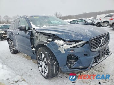 Czwarte zdjęcie samochodu z boku: 2023 VOLVO XC60 PLUS VIN:YV4L12RW0P1331482 - miniatura