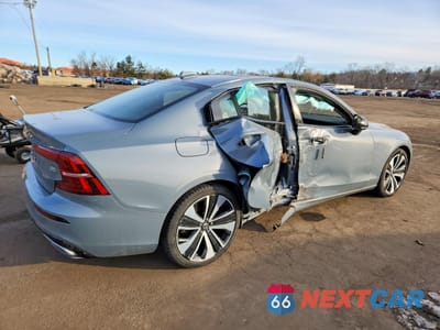 Trzecie zdjęcie samochodu z tyłu: 2022 VOLVO S60 B5 MOMENTUM VIN:7JRL12FZ6NG155941 - miniatura