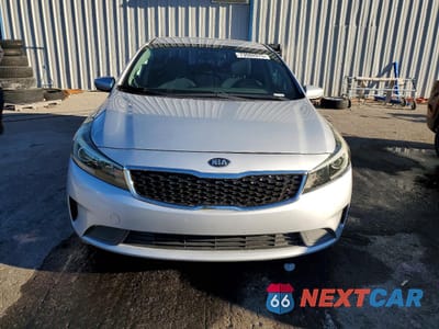 Piąte zdjęcie samochodu w środku: 2017 KIA FORTE LX VIN:3KPFK4A73HE034248 - miniatura