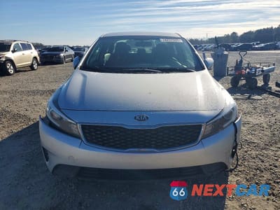 Piąte zdjęcie samochodu w środku: 2018 KIA FORTE LX VIN:3KPFK4A71JE197504 - miniatura