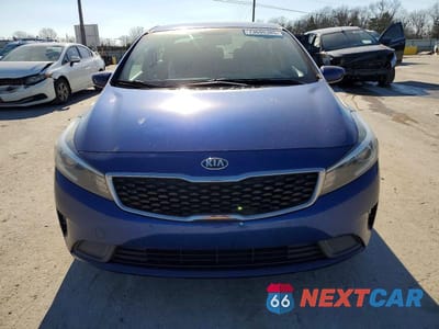Piąte zdjęcie samochodu w środku: 2017 KIA FORTE LX VIN:3KPFK4A75HE114280 - miniatura