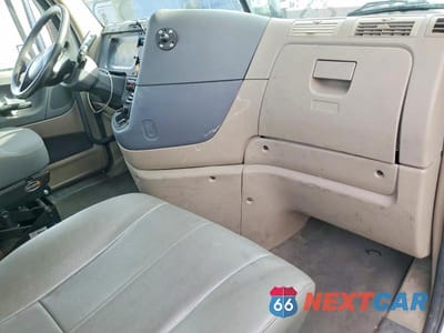 Piąte zdjęcie samochodu w środku: 2016 FREIGHTLINER CASCADIA 125 SEMI TRUCK VIN:1FUJGEDV6GLHC5914 - miniatura
