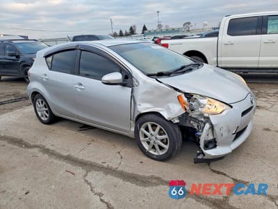 Czwarte zdjęcie samochodu z boku: 2013 TOYOTA PRIUS C FOUR VIN:JTDKDTB35D1047658 - miniatura