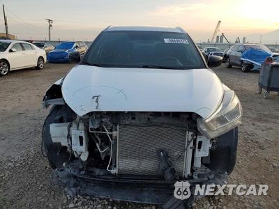 Piąte zdjęcie samochodu w środku: 2018 NISSAN KICKS S VIN:3N1CP5CU8JL500595 - miniatura