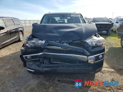 Piąte zdjęcie samochodu w środku: 2017 TOYOTA 4RUNNER SR5 VIN:JTEZU5JR2H5156475 - miniatura