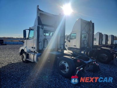 Trzecie zdjęcie samochodu z tyłu: 2017 VOLVO VNL SEMI TRUCK VIN:4V4N39TG8HN988089 - miniatura