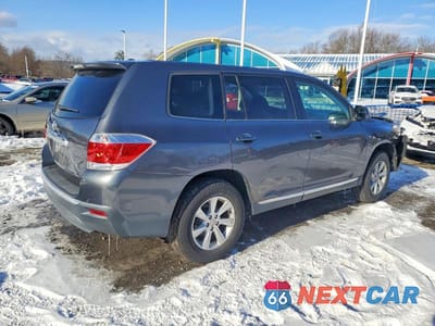 Trzecie zdjęcie samochodu z tyłu: 2011 TOYOTA HIGHLANDER BASE VIN:5TDZK3EH9BS046671 - miniatura